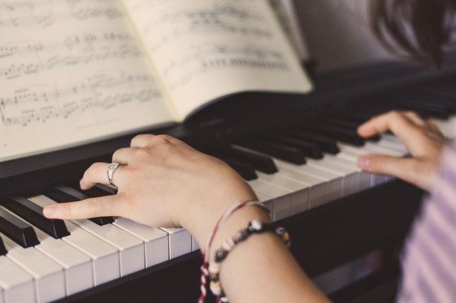 Rola muzyki w technikach rozluźniania: harmonijne podejście do relaksu - 7 2025